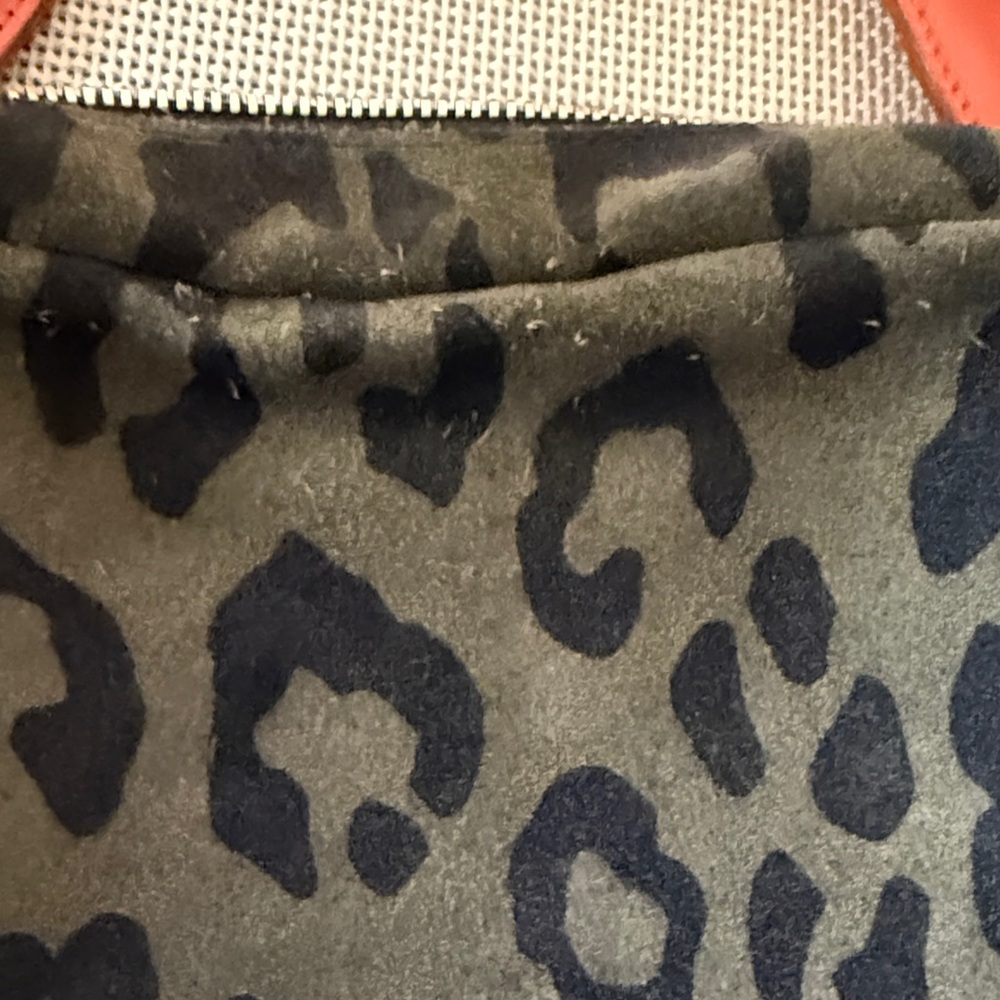 Chic Leopard Crossbody Bag with Red Strap - Picture 4 of 4